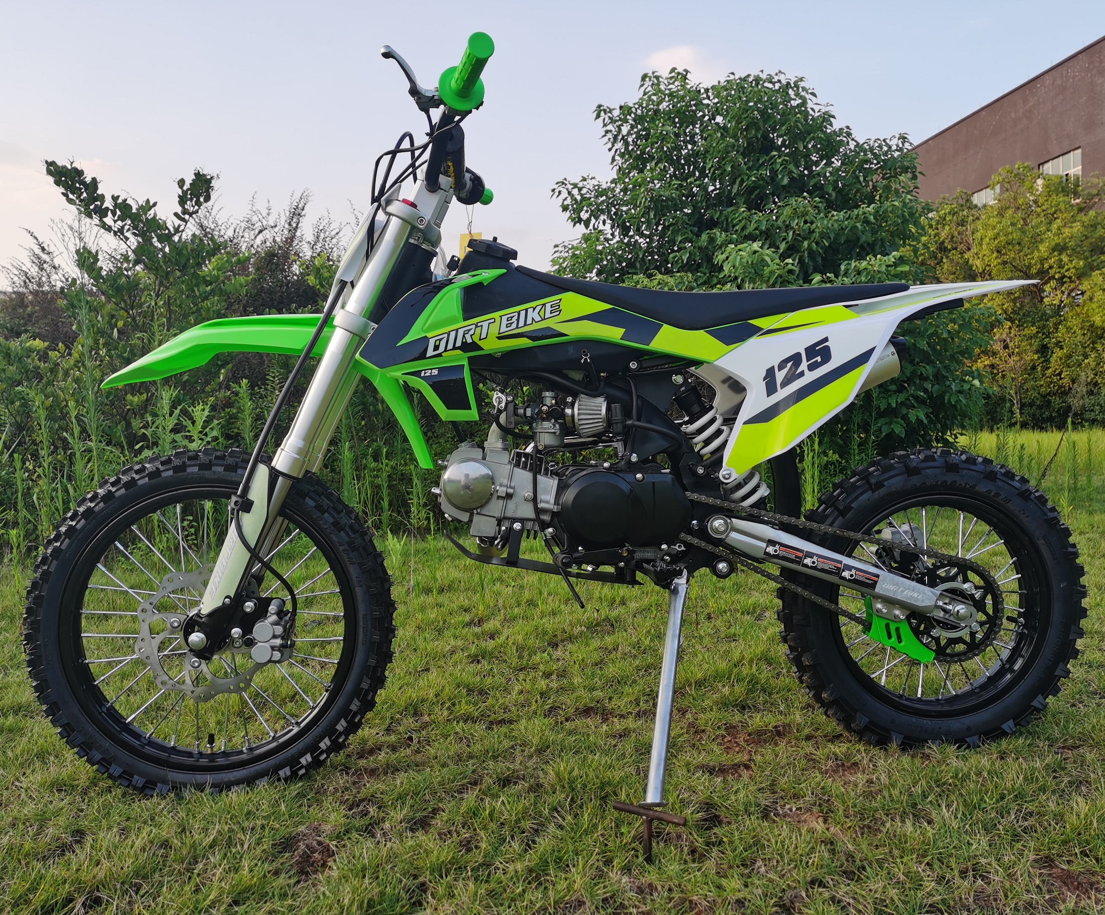 Moto tout-terrain DG 02 125cc de la gamme Kuke